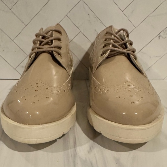 Elegant Patent Leather Beige Women's Oxford Shoes - Picture 2 of 5